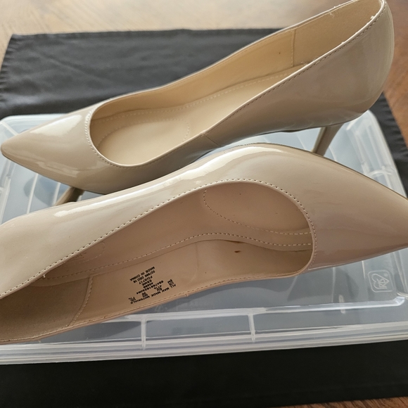 Jaclyn Smith Memo Tech Nude Vinyl 1 1/2" Heels Size 9M - Picture 4 of 7